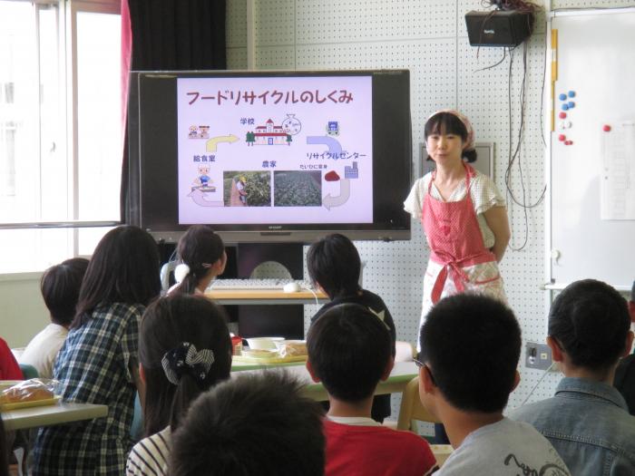 栄養教諭による指導の様子