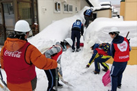 まちづくりパートナーによる活動の様子(ボランティア除雪)