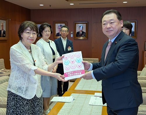 令和6年度札幌市オンブズマン活動状況報告書手交式議長