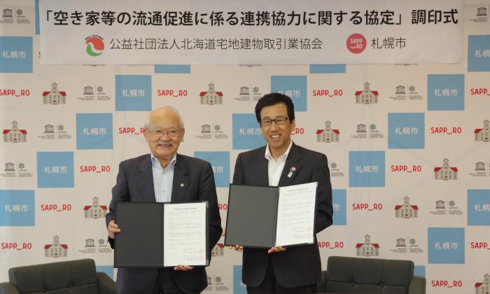 写真:調印式の様子