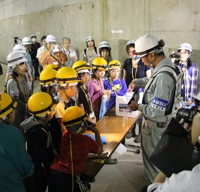 写真:見学会ツアーの様子(西2丁目地下歩道4)