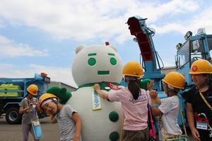 写真:見学会ツアーの様子(車両管理事務所2)