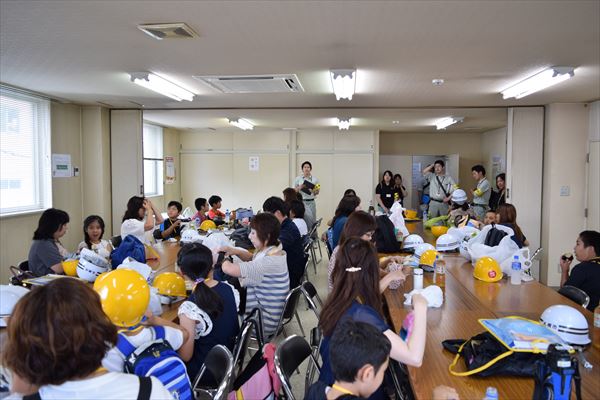写真:見学会ツアーの様子(道路作り体験6)