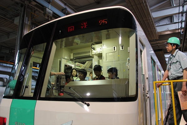 写真:見学会ツアーの様子(地下鉄車両基地2)