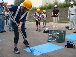 写真：見学会ツアーの様子(平岸配水池4)