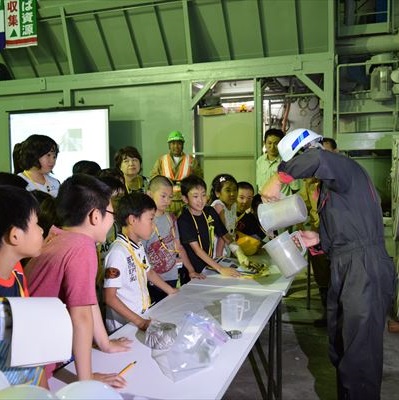 写真:見学会ツアーの様子(下水道工事2)