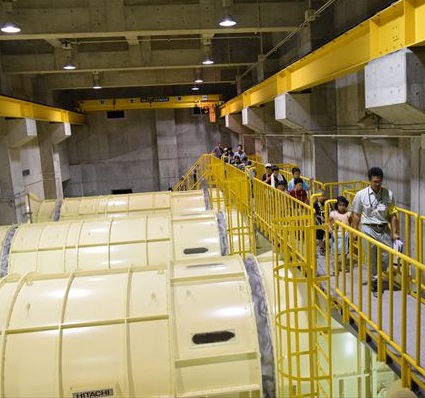 写真:見学会ツアーの様子(エルムトンネル換気所2)