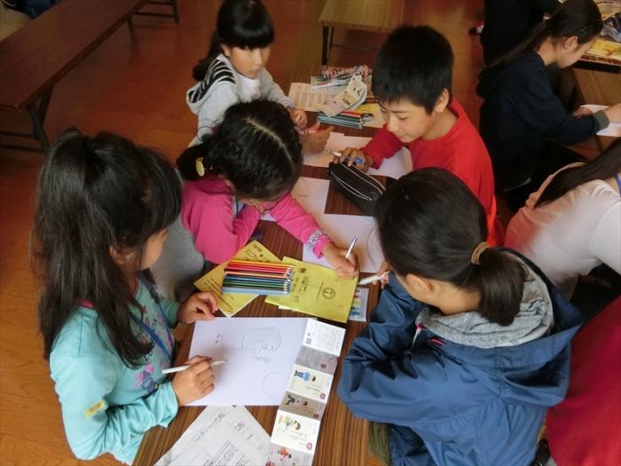 子ども会下絵作成時の様子2