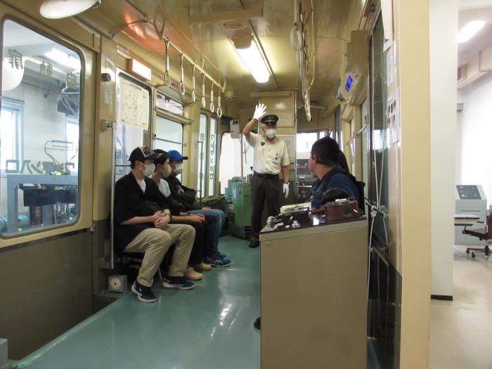 路面電車の運転模擬体験の様子