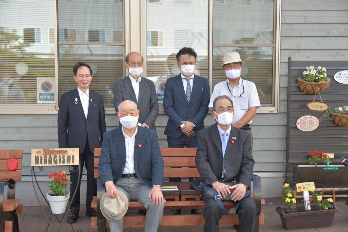 写真:ベンチに座っての記念撮影の様子