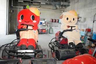 倉庫にはお手入れの道具や機材がいっぱい!こりんとめーたんも運転できるかな?