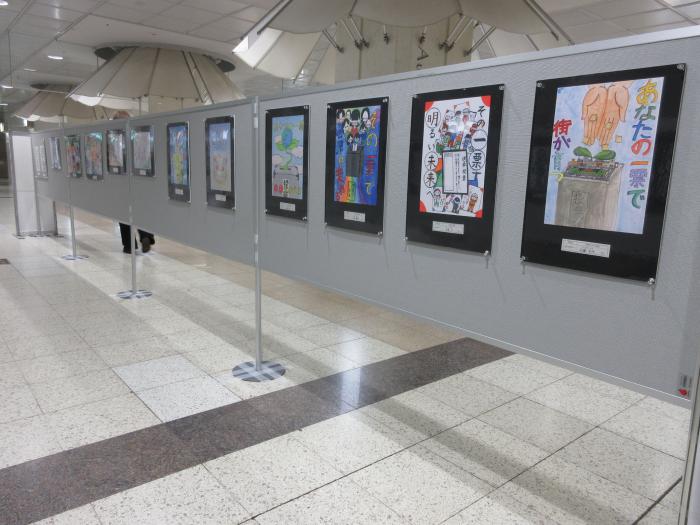 令和6年度札幌市各区明るい選挙啓発優秀作品総合展示の様子(ポスター作品)