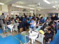 小学校での藍染体験授業