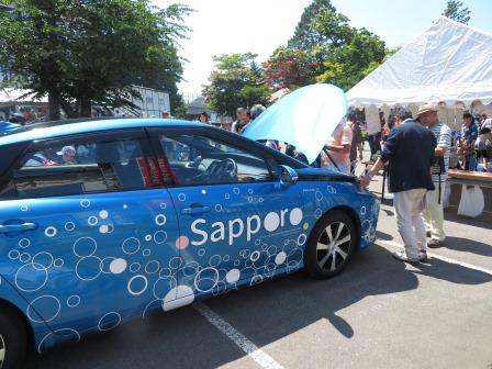 さくら町内会夏祭りでの燃料電池自動車展示の様子1