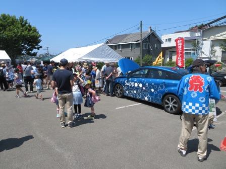 さくら町内会夏祭りでの燃料電池自動車展示の様子2