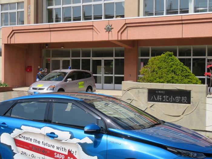 八軒中央連合町内会での燃料電池自動車展示の様子2