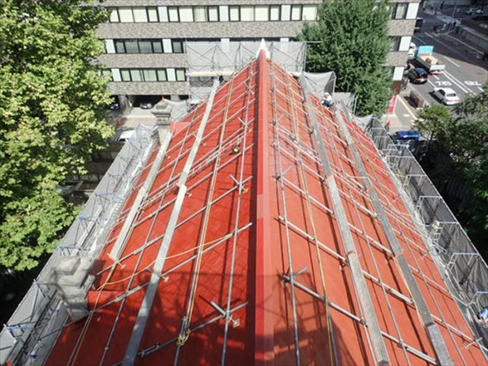 写真：屋根右側中塗左側下塗後