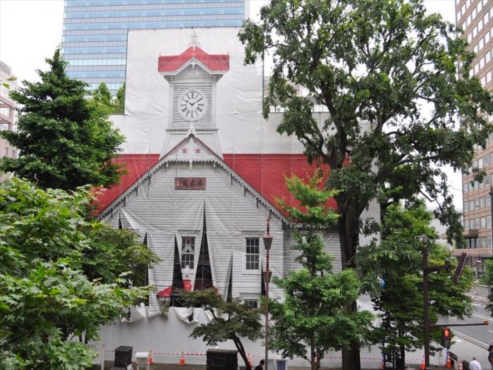 写真：時計台正面シート設置後