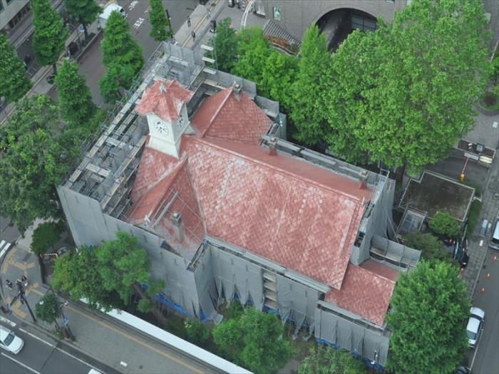 写真：時計台正面シート設置中（上空）