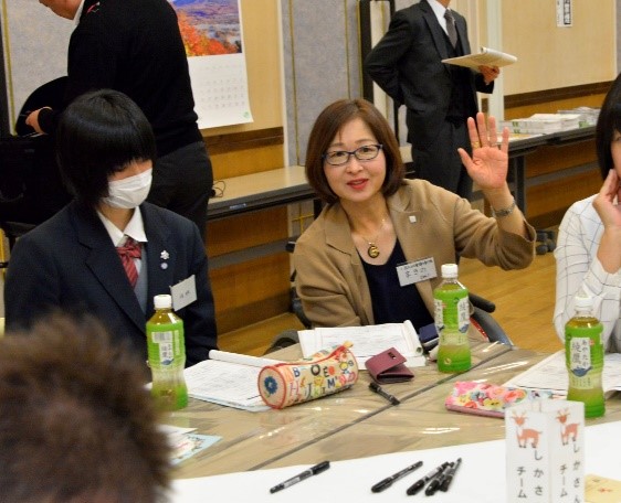 牧野さんが話し合いに参加している様子