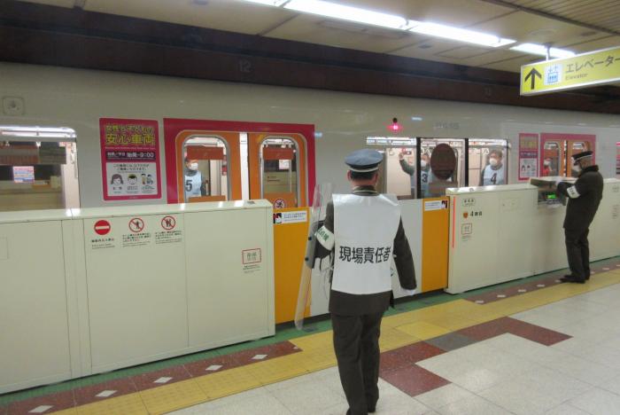 車内異常時対応検証訓練での駅係員の様子