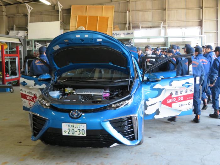 消防局職員を対象に行った燃料電池自動車を用いた研修会の様子1