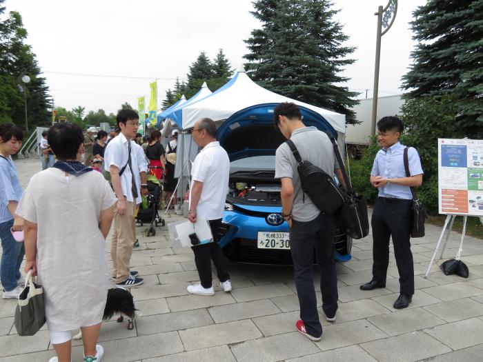 FCV白石区ふるさとまつりで燃料電池自動車を見つめる人々の様子
