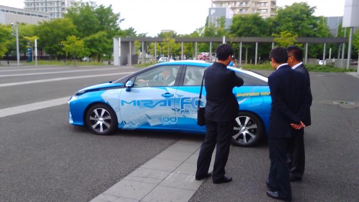 世界冬の都市市長会議での燃料電池自動車展示の様子2