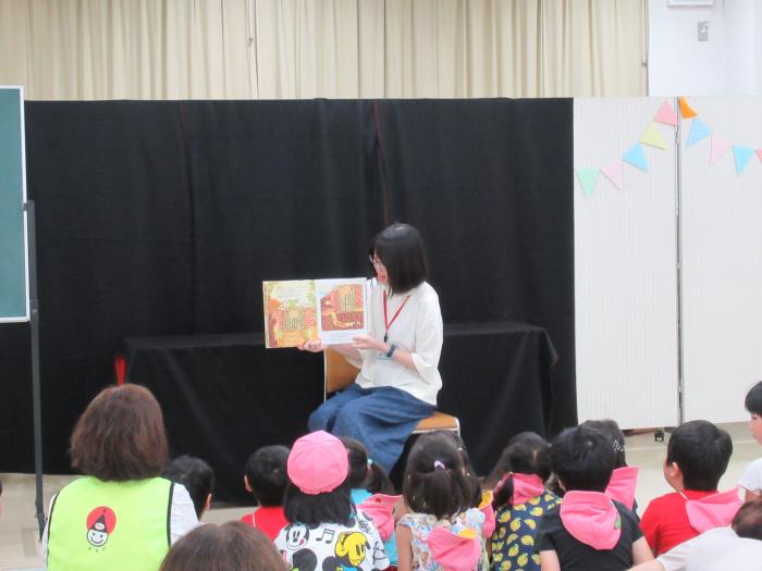 読み聞かせの様子