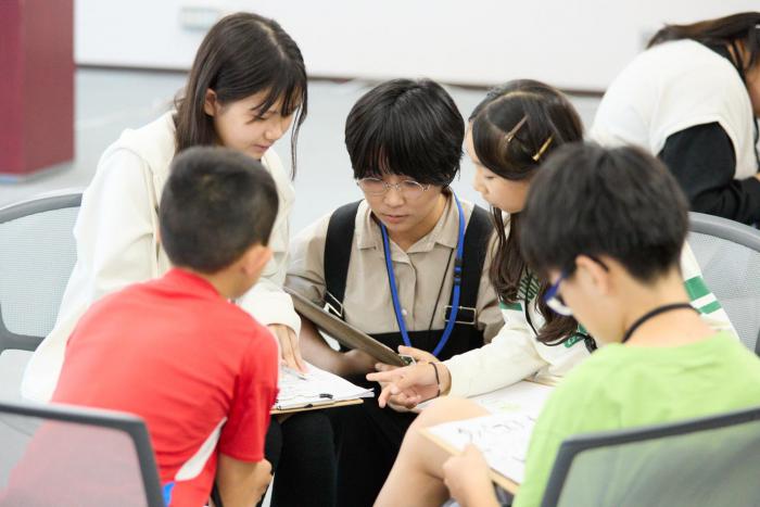 子ども議員が興味のあることを話し合う様子