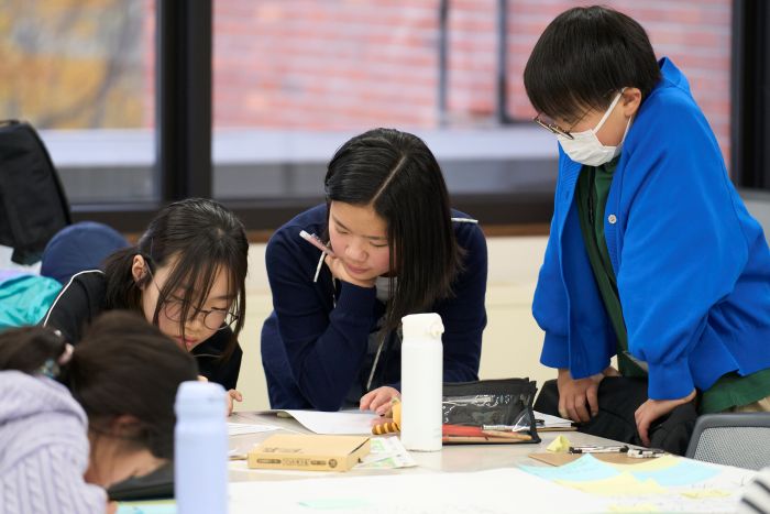 提案内容を書き留める様子