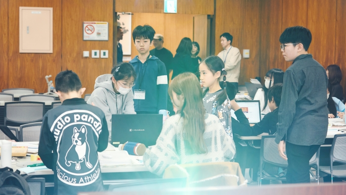 パソコンで作業をする子ども議員
