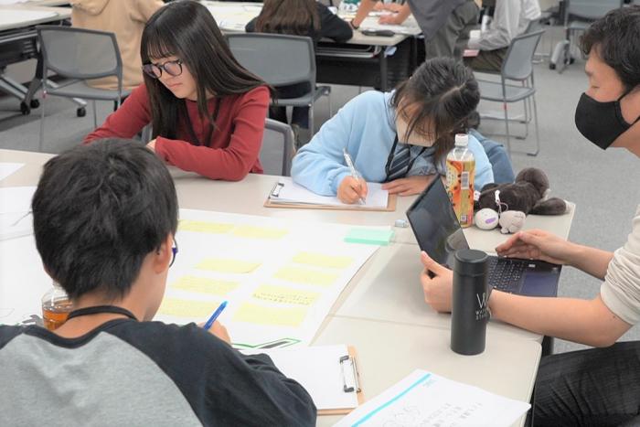 子ども議員が説明を聞く様子