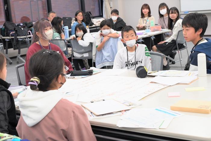 勉強会で他の子ども議員の話を聞く様子