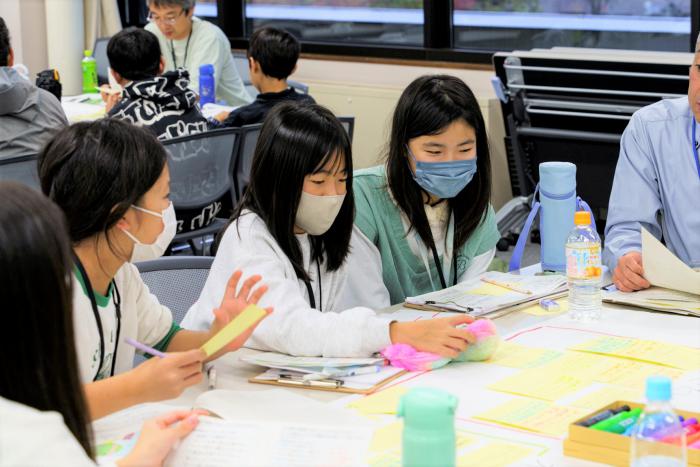 勉強会で発言する子ども議員
