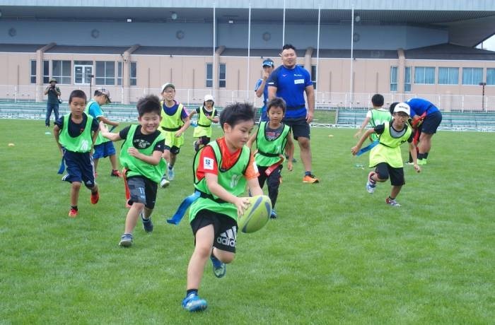 写真:タグラグビーをする様子