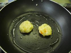 写真：ポテトを焼くようす