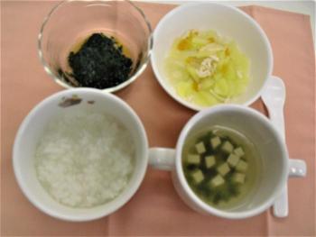 写真:大人からの食事からの取り分け例の離乳食