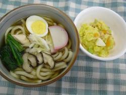 写真:煮込みうどんとポテトサラダ