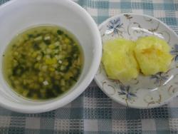 写真:煮込みうどんとポテト焼きの離乳食
