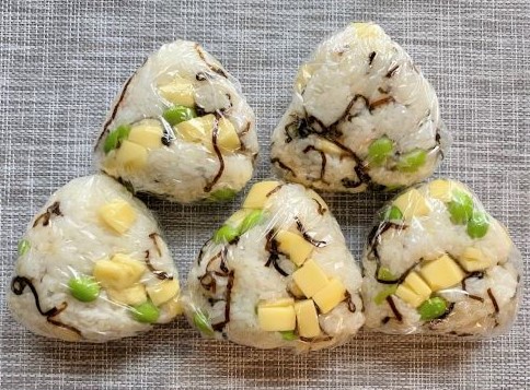 枝豆・チーズの昆布おにぎりの出来上がり写真