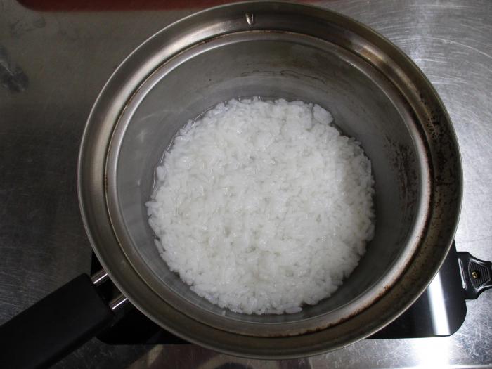 鍋にごはんと水を入れて、弱火で煮る様子
