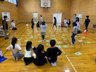 環境かるた(出張講座での実施の様子)
