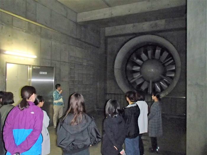 写真:排風機の見学