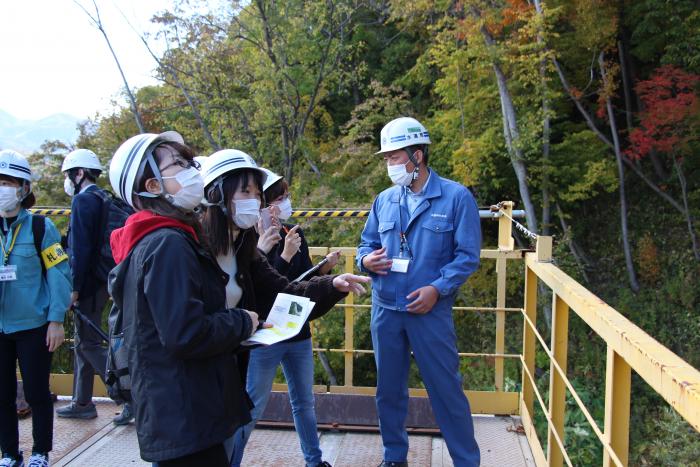写真：斜面管路見学時にインクラインに乗車している様子