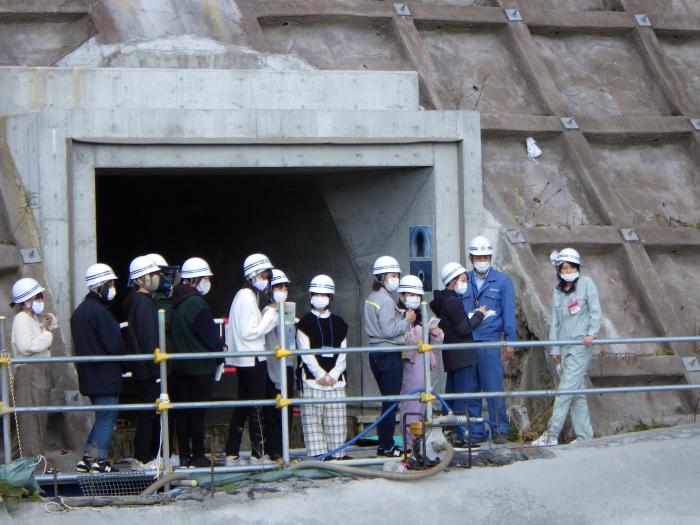 写真:斜面管路見学時の職員による説明の様子