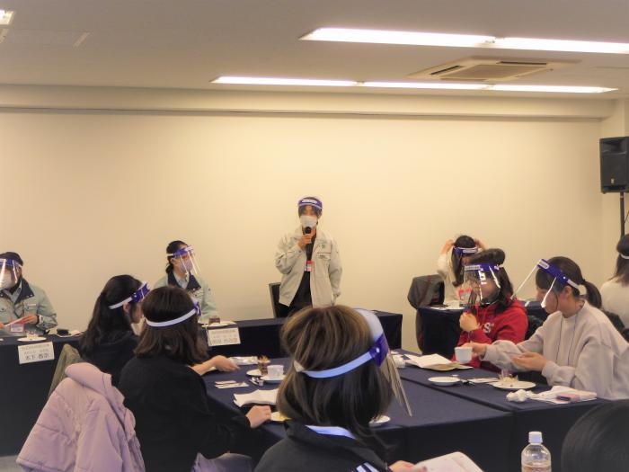 写真：お茶会での全体質問の様子1