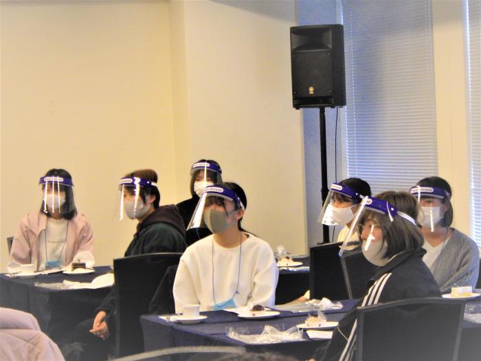 写真:お茶会での全体質問の様子2