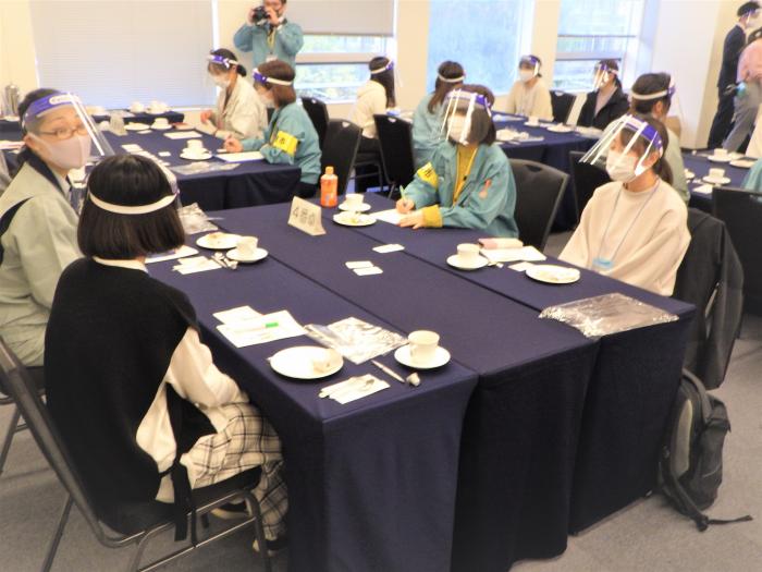 写真:お茶会でのフリートークの様子2