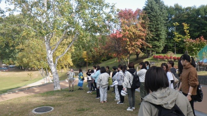 写真:説明を受けながら公園内移動
